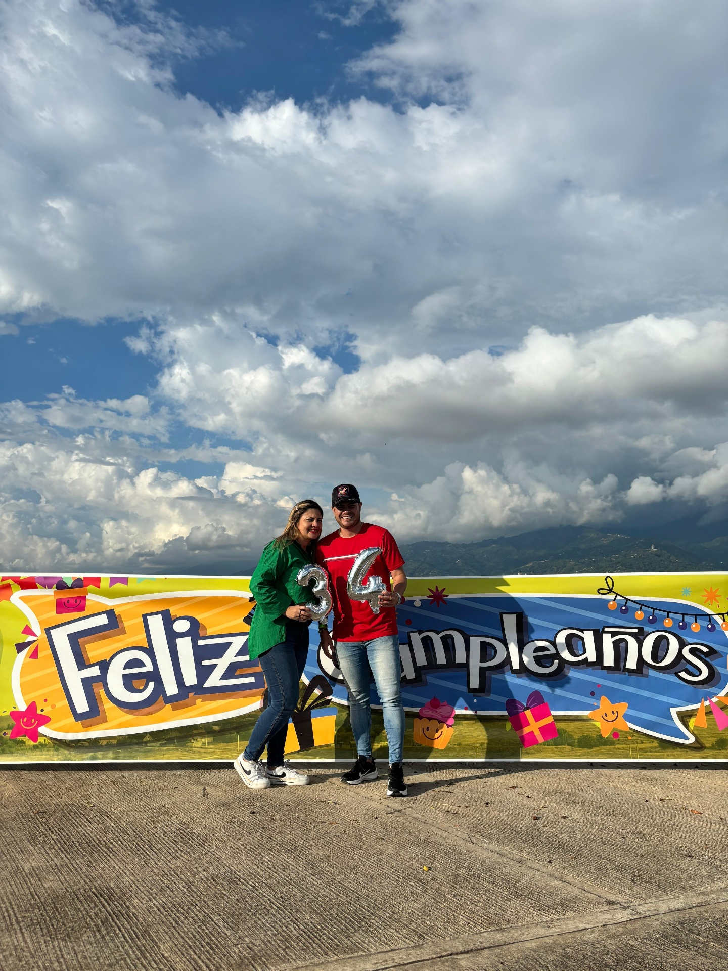 Celebración de cumpleaños con pancarta 'Feliz Cumpleaños' en la montaña