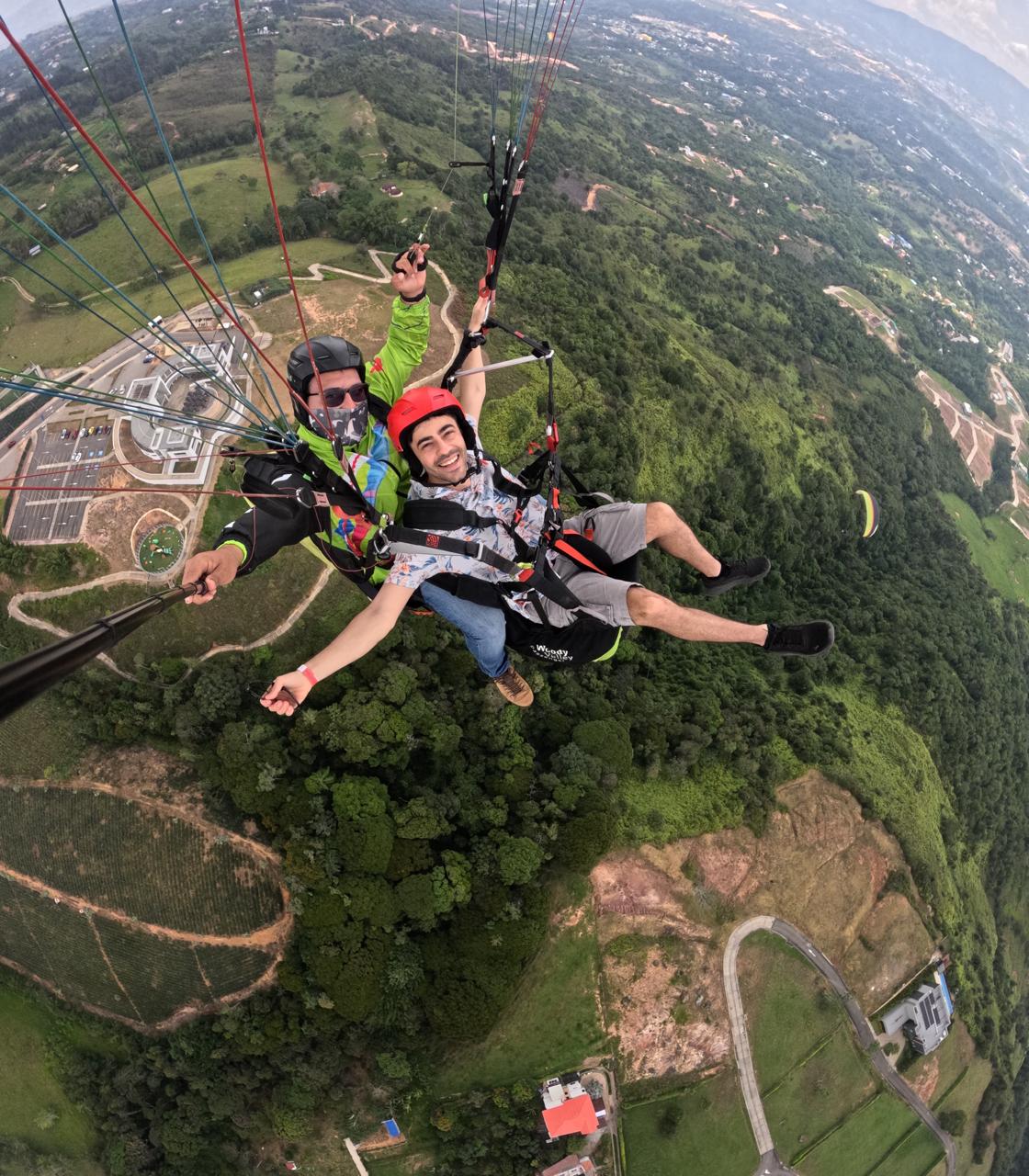Selfie de pasajera disfrutando el vuelo