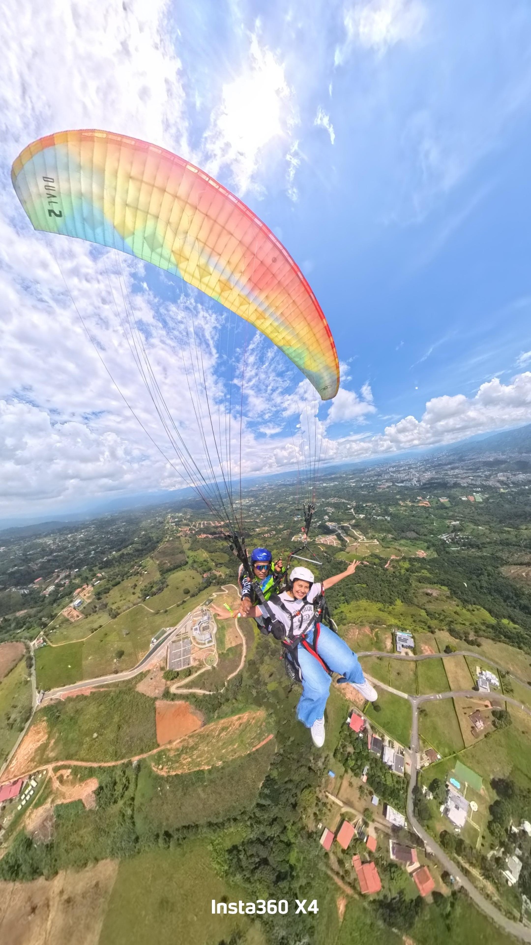 Vuelo al atardecer sobre las montañas